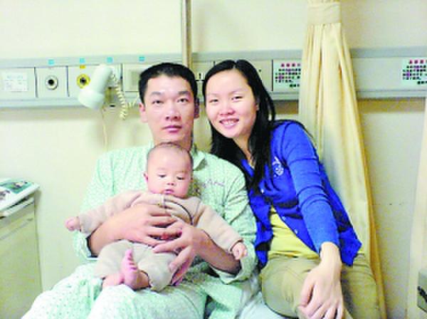 蔡斯迪與丈夫李盛元、孩子在一起